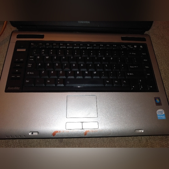 Toshiba laptop 💻 - Picture 3 of 8